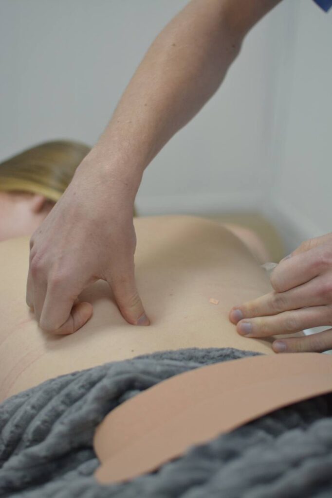 После детальной постурологической диагностики поOsteopatiya_Kiev_na_domu определению состояния баланса всего организма, выявления мышечно-фасциальных ограничений и рестрикций, положения органов и суставов, начинаю лечение ключевого нарушения из всей цепочки многоуровневого патологического звена.